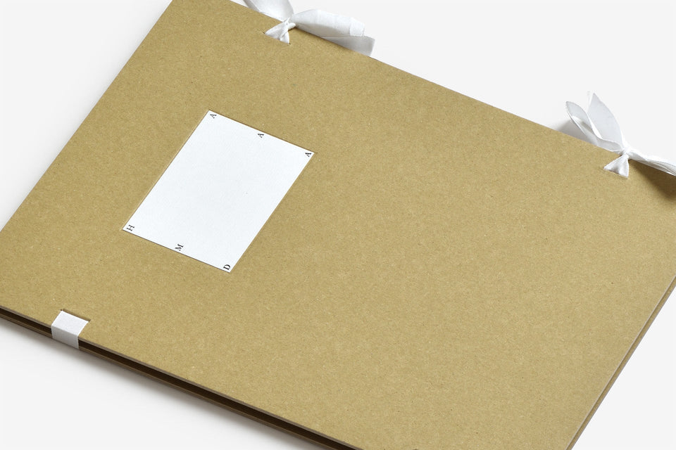 多様な作品世界を形づくる不気味さ『Family Resemblance』