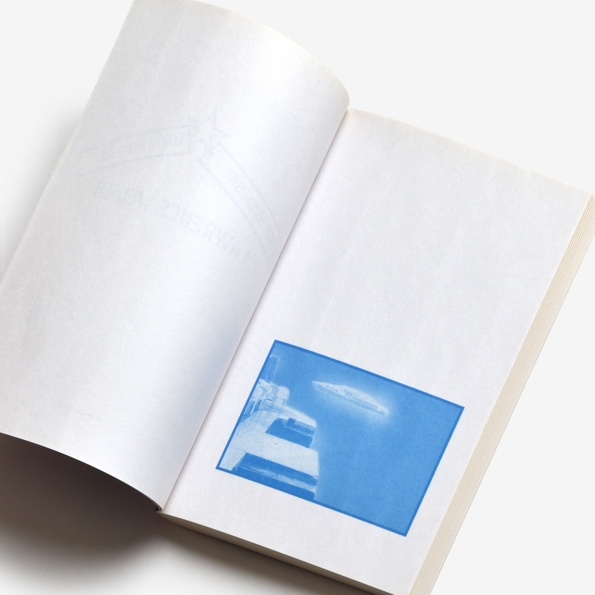 Lawrence Weiner: Deep blue sky / Light blue sky