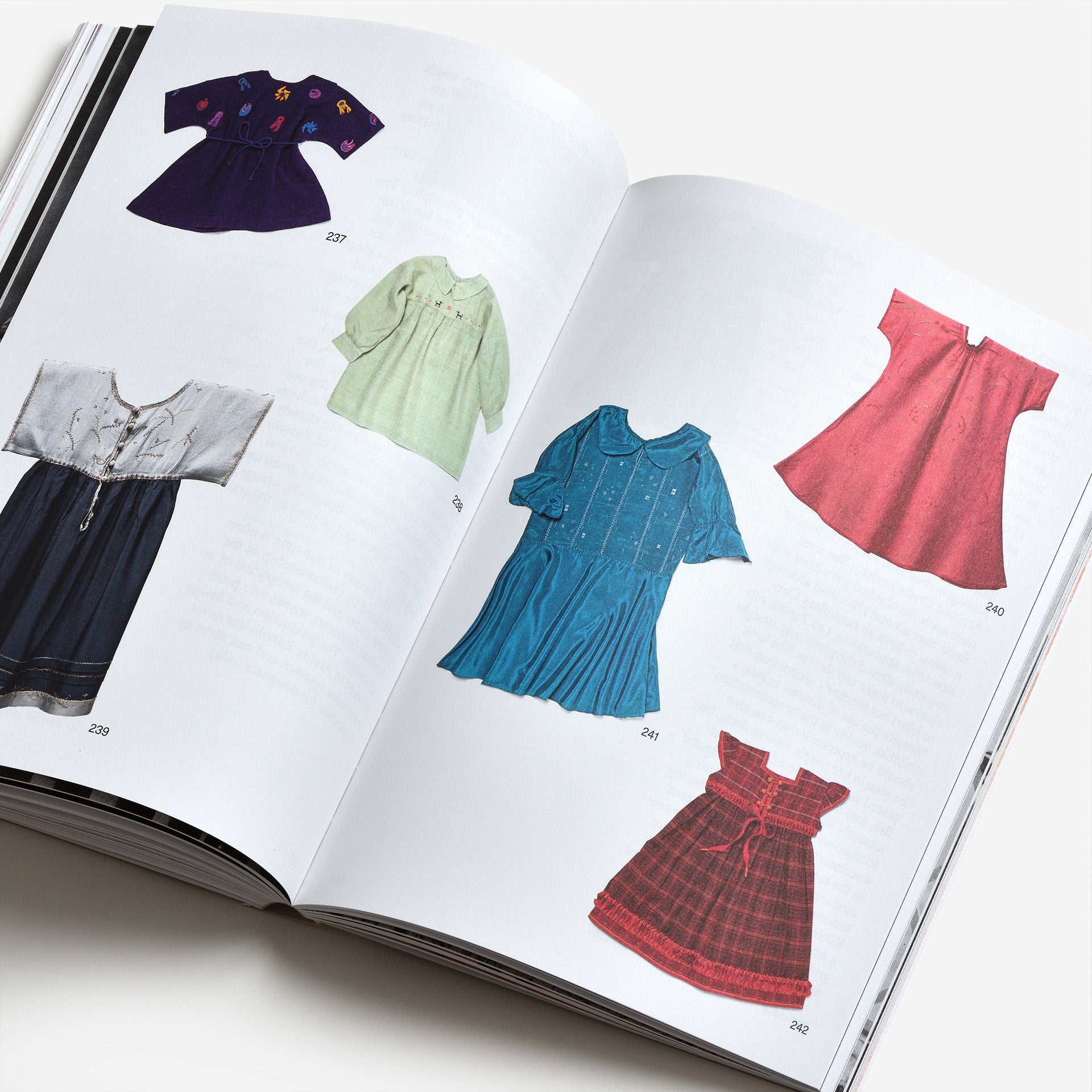 Atelier Zanolli: Fabrics, Fashion, Craft 1905–1939